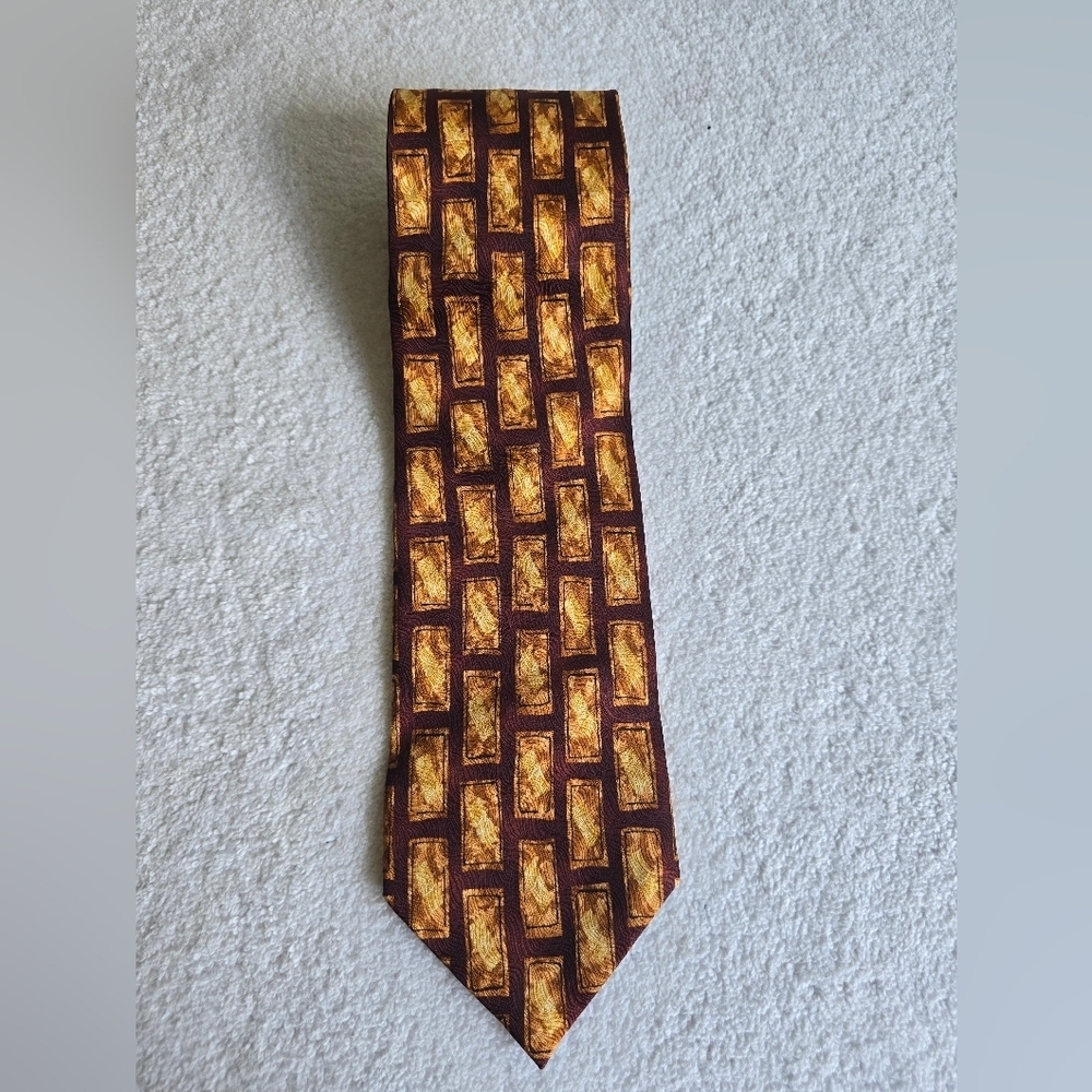 Bellagioseta Geometric Patterned Tie in Brown and Gold *